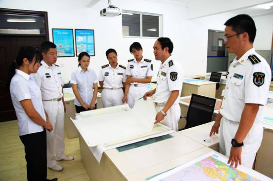 他们是:量天测海的“生力军” <BR>——记海军大连舰艇学院海洋测绘系青年教员群体