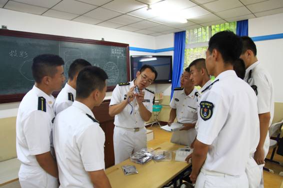 他们是:量天测海的“生力军” <BR>——记海军大连舰艇学院海洋测绘系青年教员群体