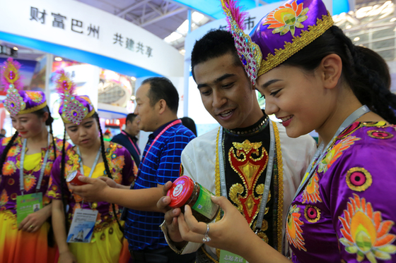 第五届中国•亚欧博览会开幕 巴州博湖特色展品受青睐