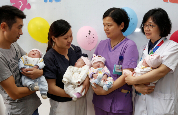 复旦大学附属儿科医院近十年来救治的体重最小四胞胎早产儿顺利出院
