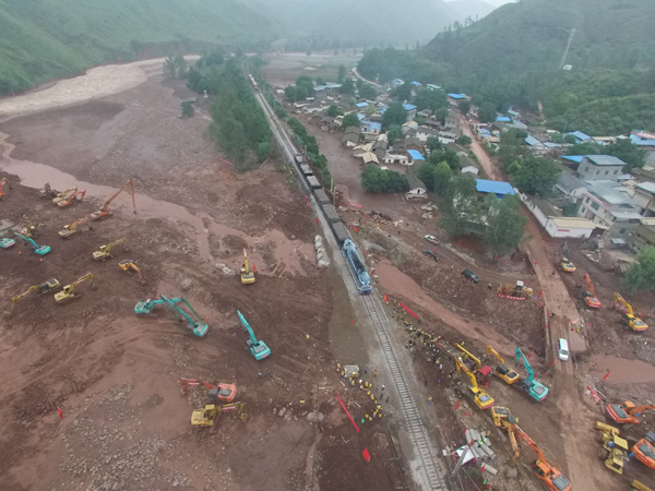 成昆铁路因山洪泥石流中断路段 23日起恢复运行