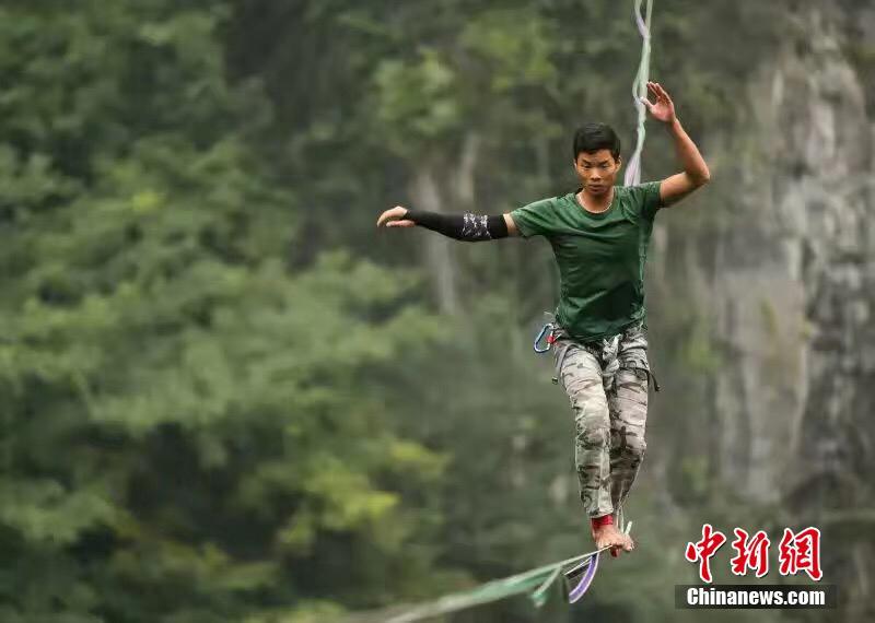 重庆举行世界高空扁带邀请赛 参赛选手展示 “空中起舞”
