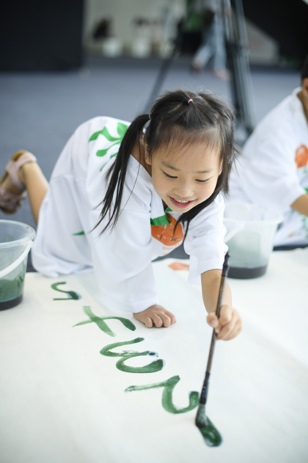 1500名儿童泼墨“青山绿水” 唤起公众环保意识
