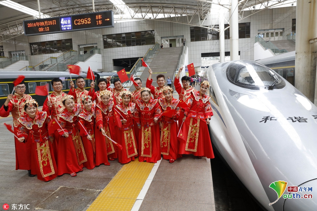 郑州48对新人火车上举办集体婚礼 动车成最贵