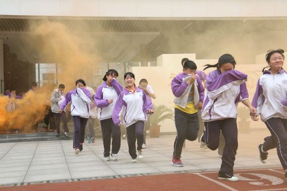 郑州市52中开展大型消防疏散演习 1300余名学生体验火海逃生