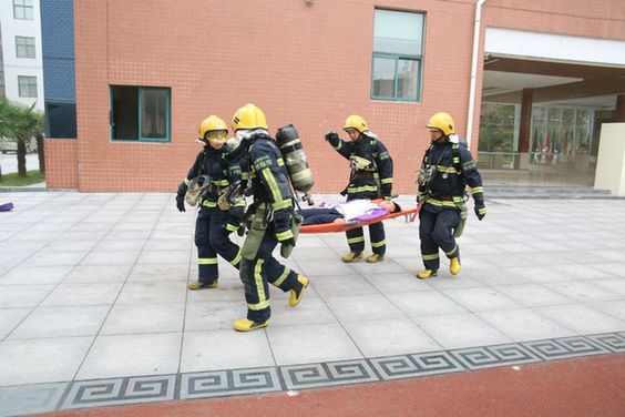 郑州市52中开展大型消防疏散演习 1300余名学生体验火海逃生