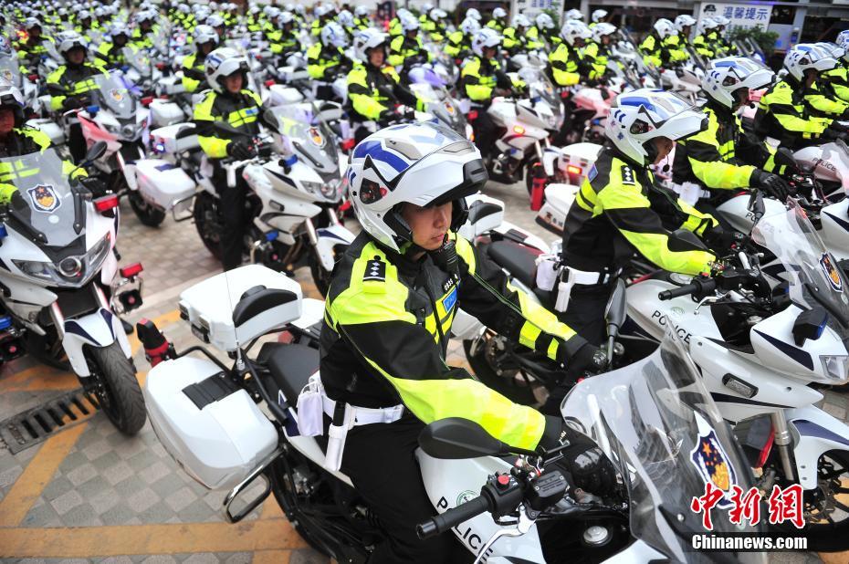 “春城骑警”列装启动仪式 昆明300辆巡逻摩托车上路