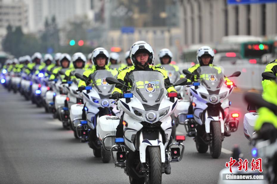 “春城骑警”列装启动仪式 昆明300辆巡逻摩托车上路