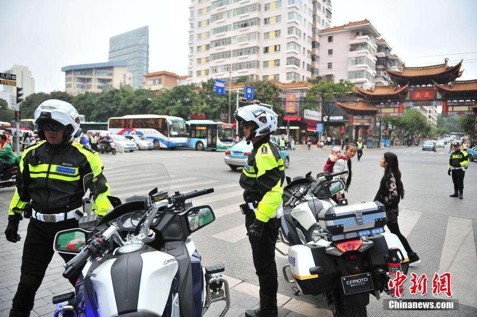 春城骑警列装启动仪式 昆明300辆巡逻摩托车