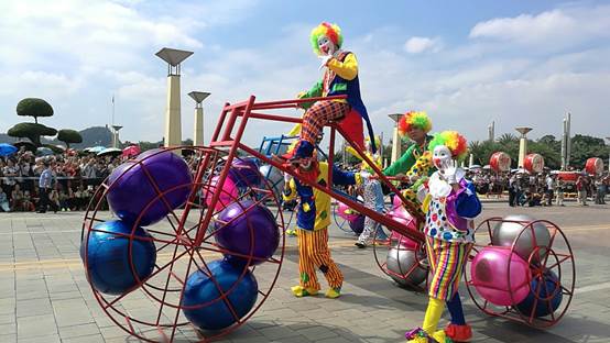 柳州国际水上狂欢节开幕，水陆巡游欢动全城