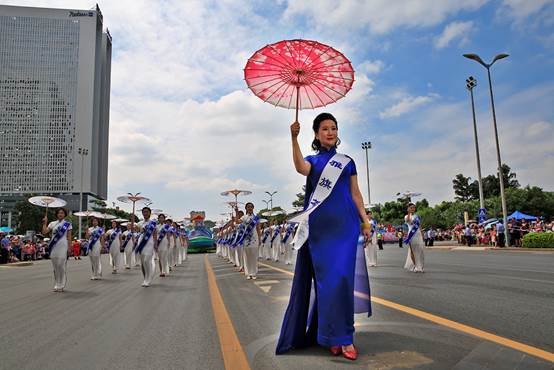 柳州国际水上狂欢节开幕，水陆巡游欢动全城