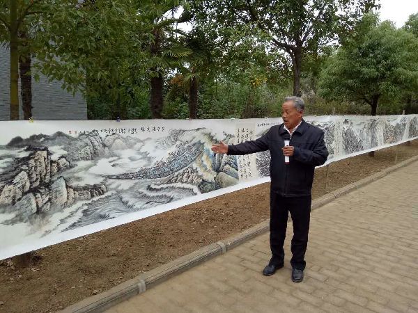 【网络媒体走转改】河南南召：36米长画卷忆长征 烈士后人思红军