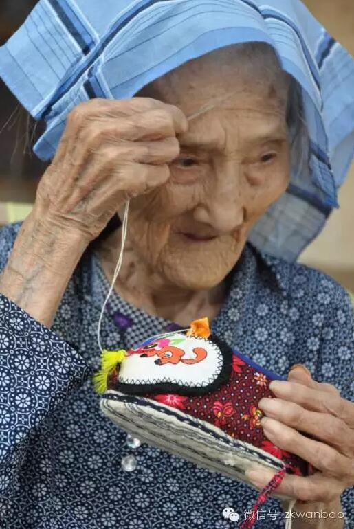 探访长寿之乡：百岁老人喝酒后能干活