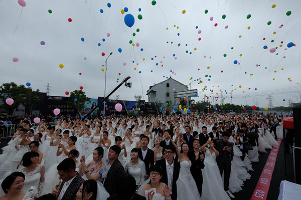 888名新娘着婚纱齐聚虎丘 成功挑战世界吉尼斯记录