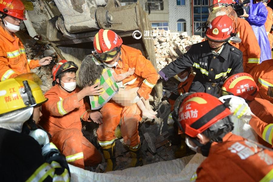 温州塌楼现场1名女童获救 父母用身体护住她