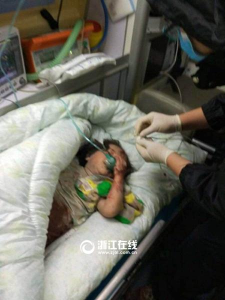 温州塌楼现场1名女童获救 父母用身体护住她