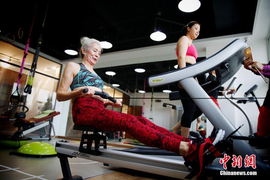 71岁“瑜伽奶奶”热衷健身 满头银发气质出众