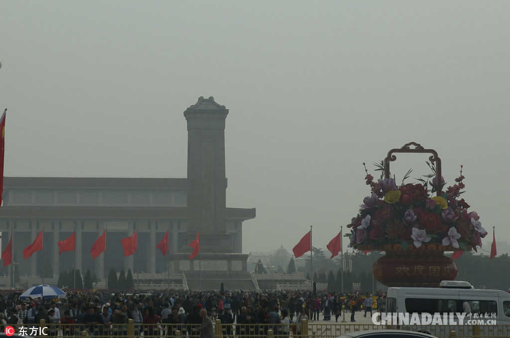 北京雾霾卷土重来 十面“霾”伏市民罩不离口