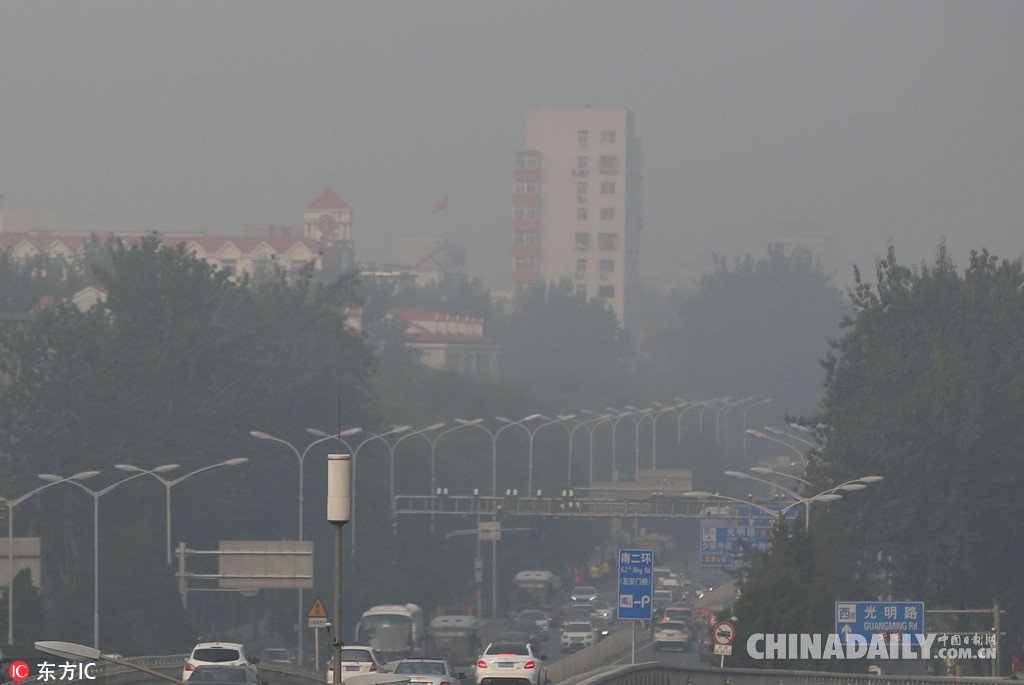 北京雾霾卷土重来 十面“霾”伏市民罩不离口
