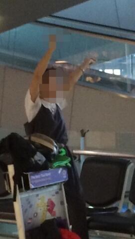 中国女游客曼谷机场拿2把刀欲自残 被罚500泰铢
