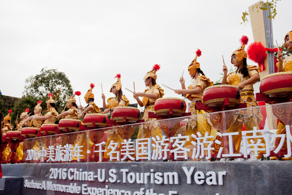 苏州城开门迎千名美国游客旅游年共建中美友谊桥梁