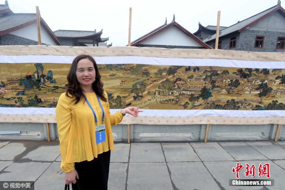贵州一女子手工绣出33米长《清明上河图》