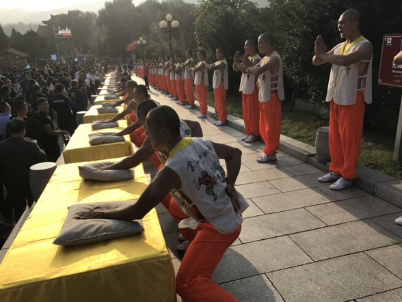 少林国际武术节举行 外宾少林寺“秀”拳脚