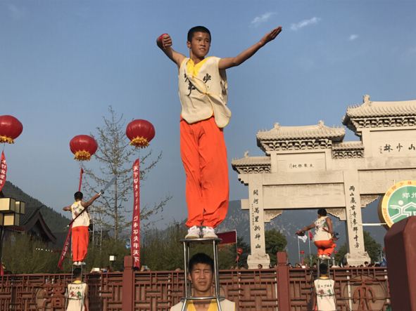 少林国际武术节举行 外宾少林寺“秀”拳脚