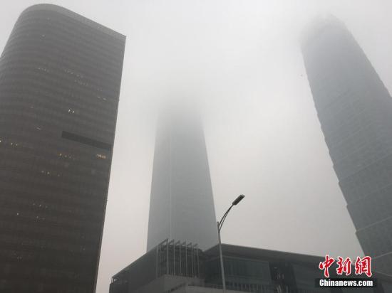 北京雾霾局地能见度不足1公里 京津冀部分高速封路