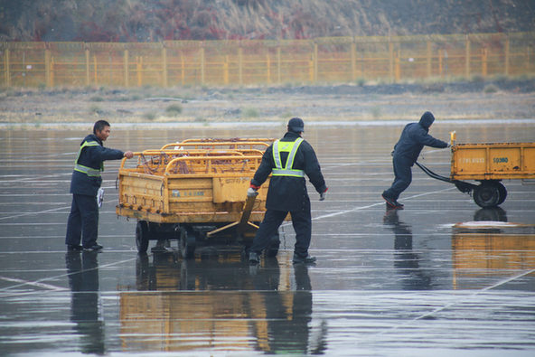 乌鲁木齐机场迎雨夹雪天气 南航在疆航班运行平稳