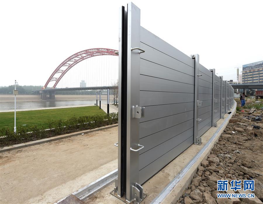 国产“抗洪神器”——拼装式防洪墙在武汉投入使用