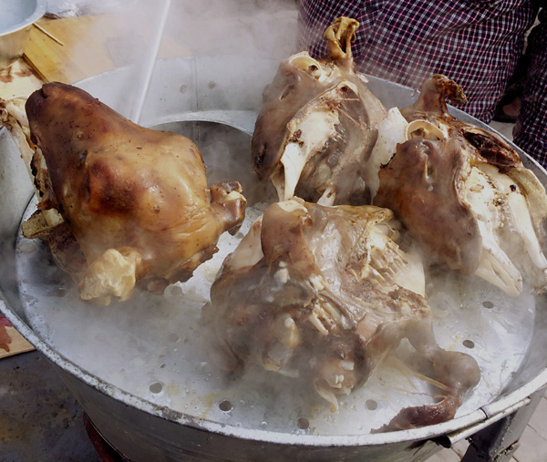 新疆托克逊县“十宝”与特色美食吸引游客逛庙会赶巴扎