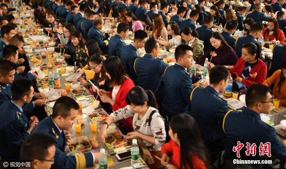 武汉200名女青年食堂与官兵相亲争当军嫂