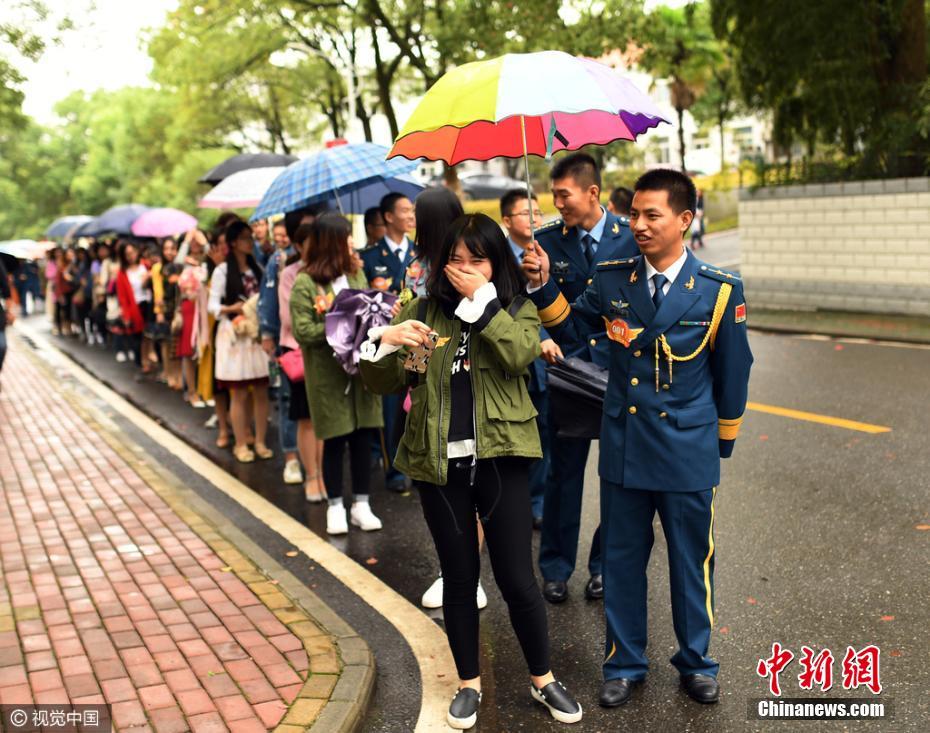 武汉200名女青年食堂与官兵相亲争当军嫂