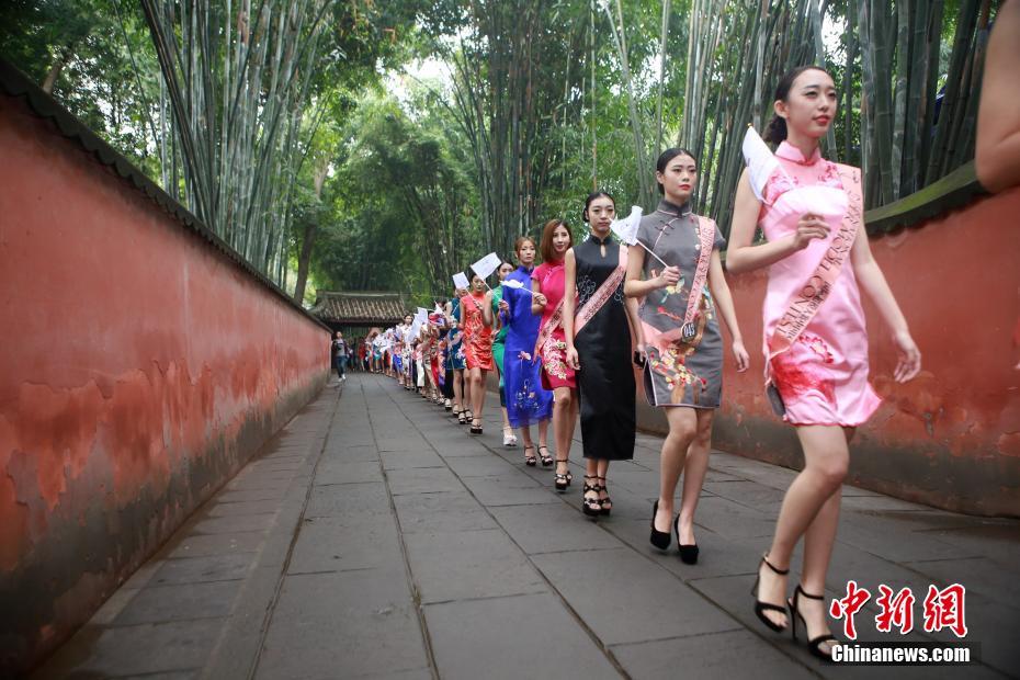2016国际超模大赛中国区总决赛 佳丽秀旗袍展身姿
