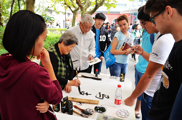 东华大学举办外国留学生中国文化节