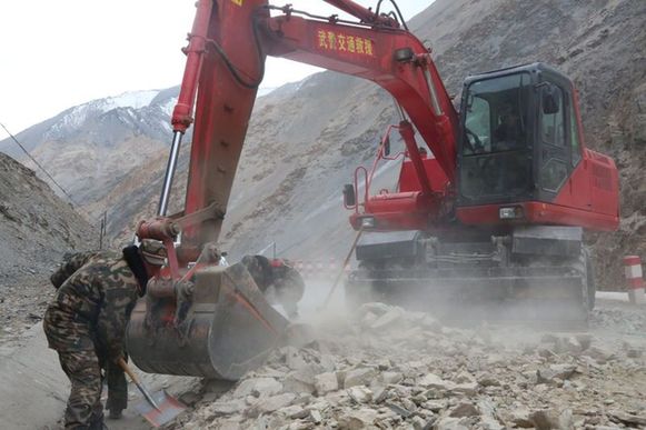 “生命禁区”辟坦途——武警交通部队集中整治新藏公路新疆段道路病害纪实