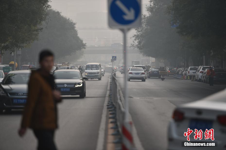 北京发布雾霾橙色预警 能见度低建筑物隐身