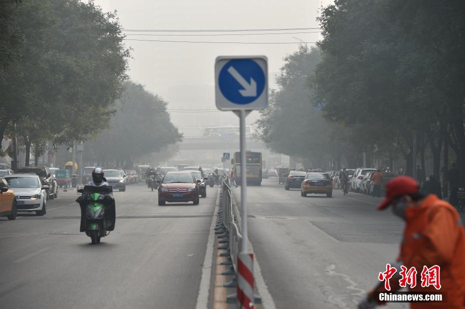 北京发布雾霾橙色预警 能见度低建筑物隐身