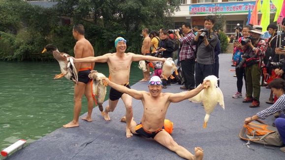 广西凌云举行第二届全国冬泳“水上抢头鸭”庆丰收系列民俗活动