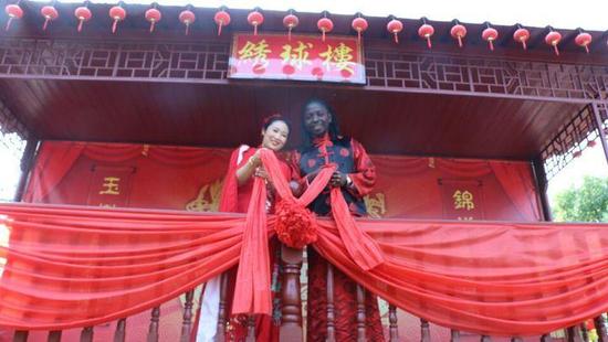 相恋6年！中国姑娘与非洲小伙结婚