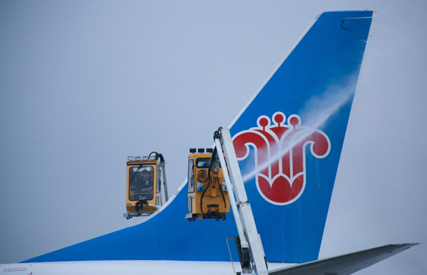 乌鲁木齐机场迎雨雪天气 南航在疆航班平稳运行
