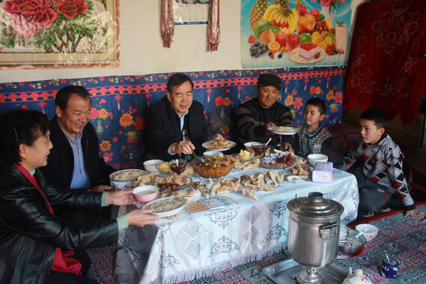 伊犁州政协领导来霍城开展民族团结一家亲结对子认亲戚活动