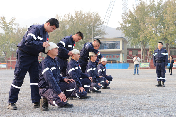 北京火箭军预备役大队海淀地震应急救援队80人首获《紧急救援员》证书