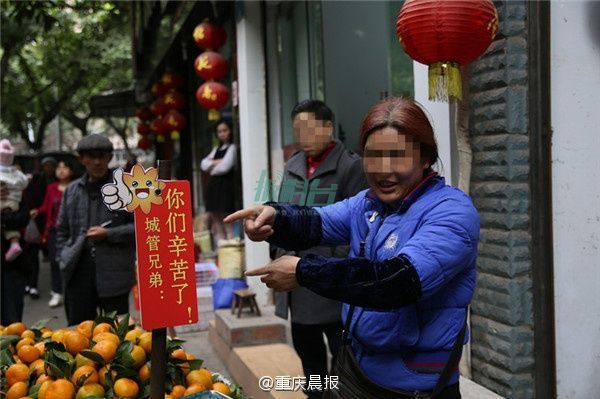 重庆：城管被小贩感动哭一幕