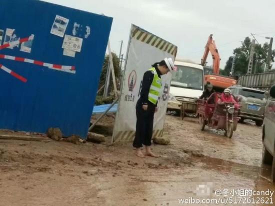 A female police in sichuan barefoot in the mud on netizens