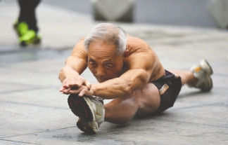 72岁肌肉大爷寒潮中“裸练” 成锻炼是为了每天开心