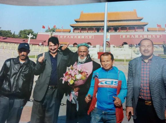 霍城县85岁的维吾尔族老人骑车到北京 壮行引起轰动