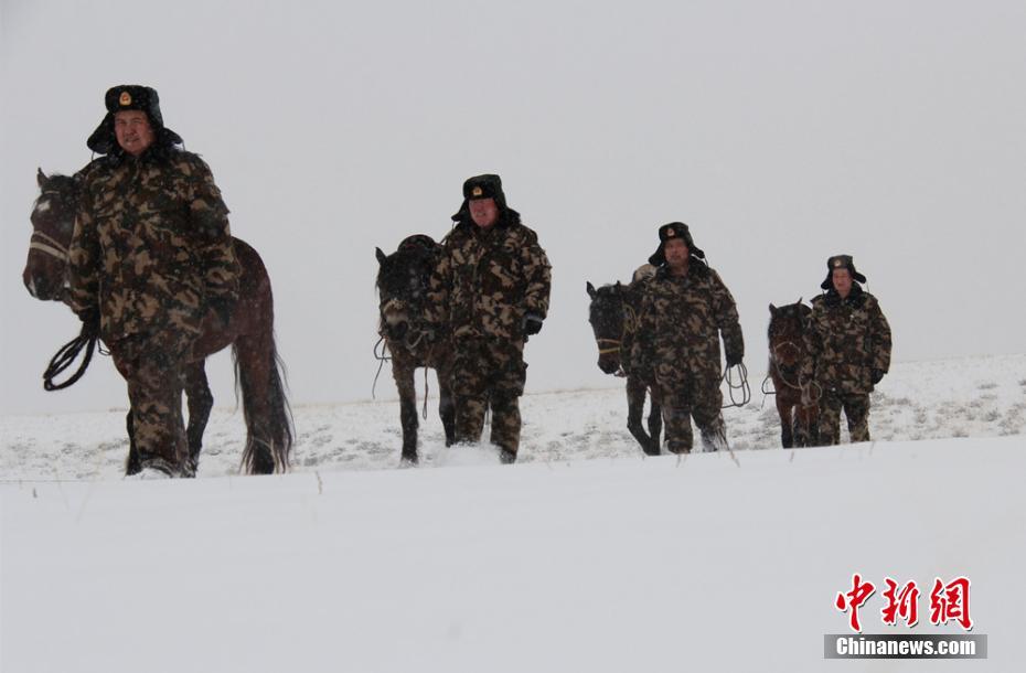 新疆北部连降大雪 边防官兵踏雪巡边保平安