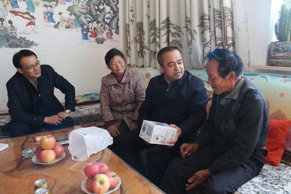 自治区党委常委、自治区副主席艾尔肯•吐尼亚孜到叶城县结对认亲